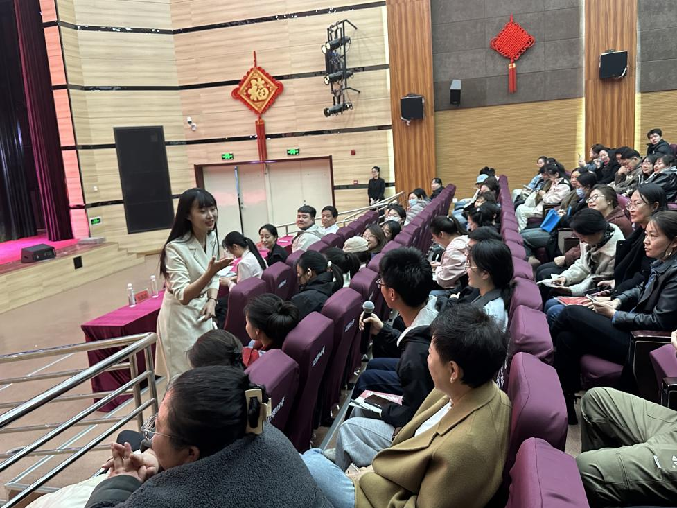 包头市“新思想·青年说”理论学习轻骑兵分众化示范宣讲团走进白云鄂博矿区22.png