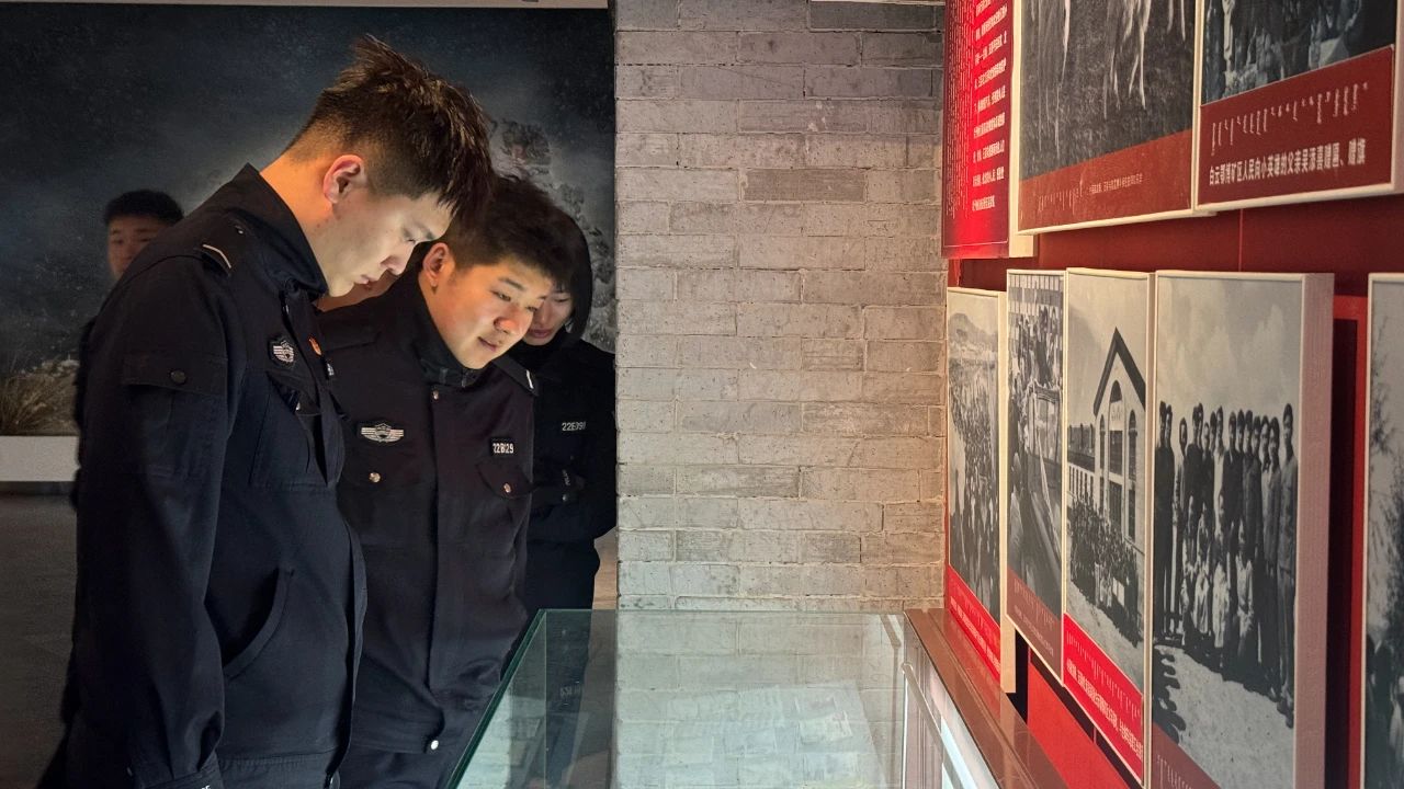 【分局动态】白云鄂博矿区公安分局组织警院实习生参观草原英雄小姐妹展览馆33.jpg