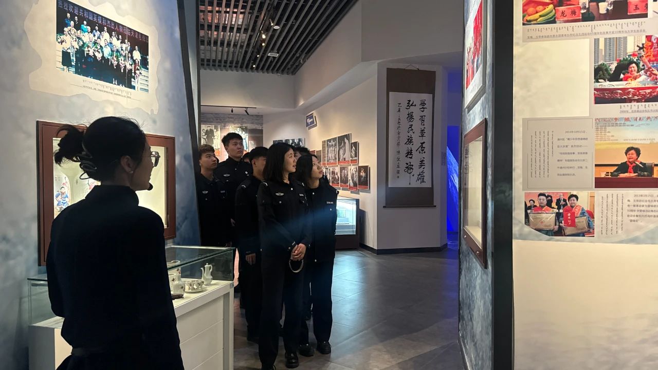 【分局动态】白云鄂博矿区公安分局组织警院实习生参观草原英雄小姐妹展览馆44.jpg