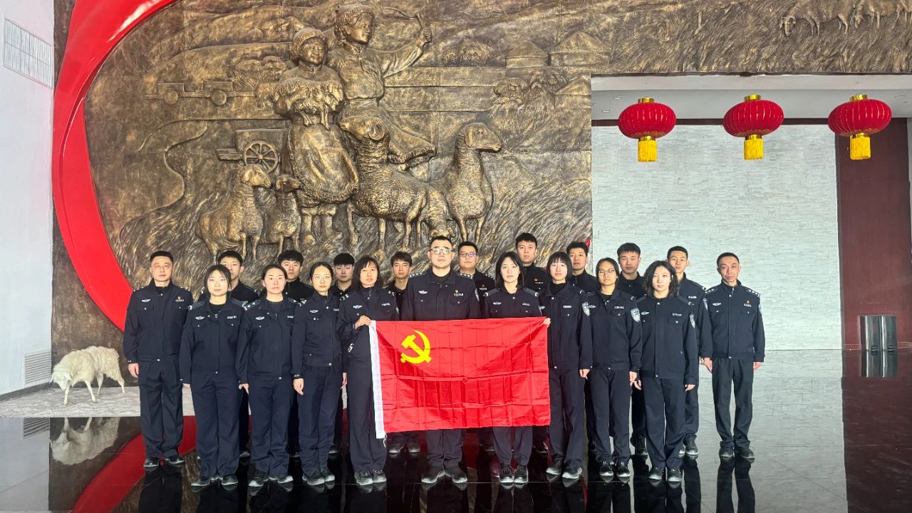 【分局动态】白云鄂博矿区公安分局组织警院实习生参观草原英雄小姐妹展览馆66.jpg
