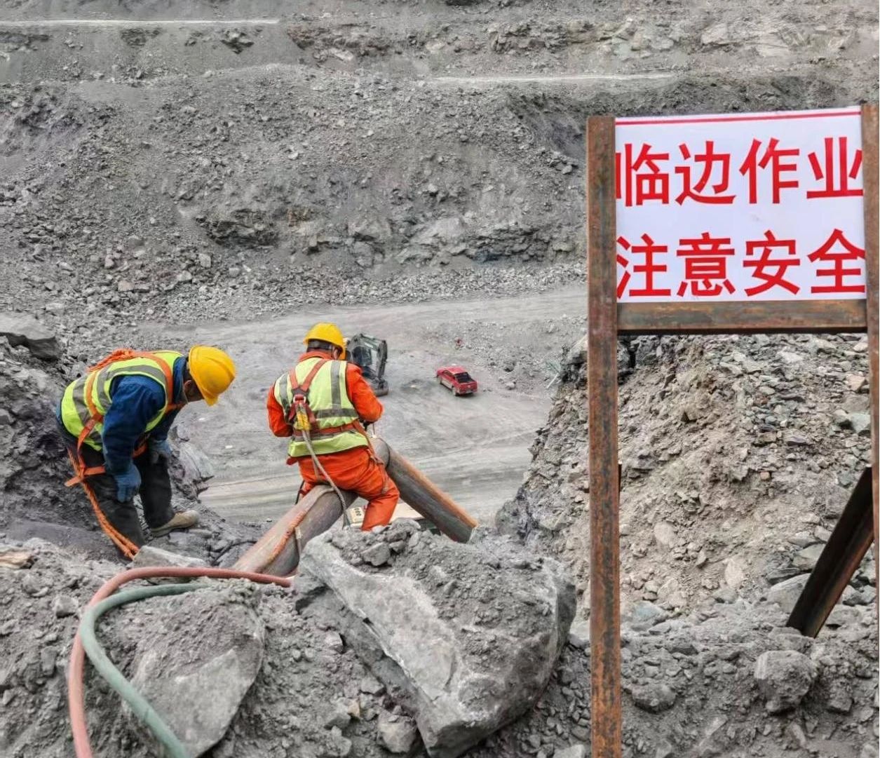 【基层动态】攻坚克难显担当！采矿作业部完成采场排水管线竖管安装工作.jpg